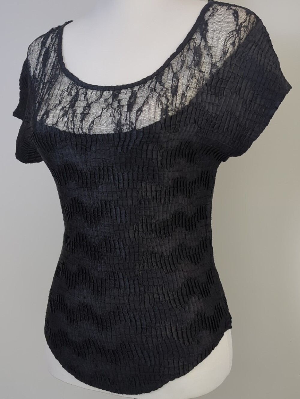 Vintage WD·NY Black Crinkle Accordion Pleat Lace Y2K Short Sleeve Top LIKE NEW